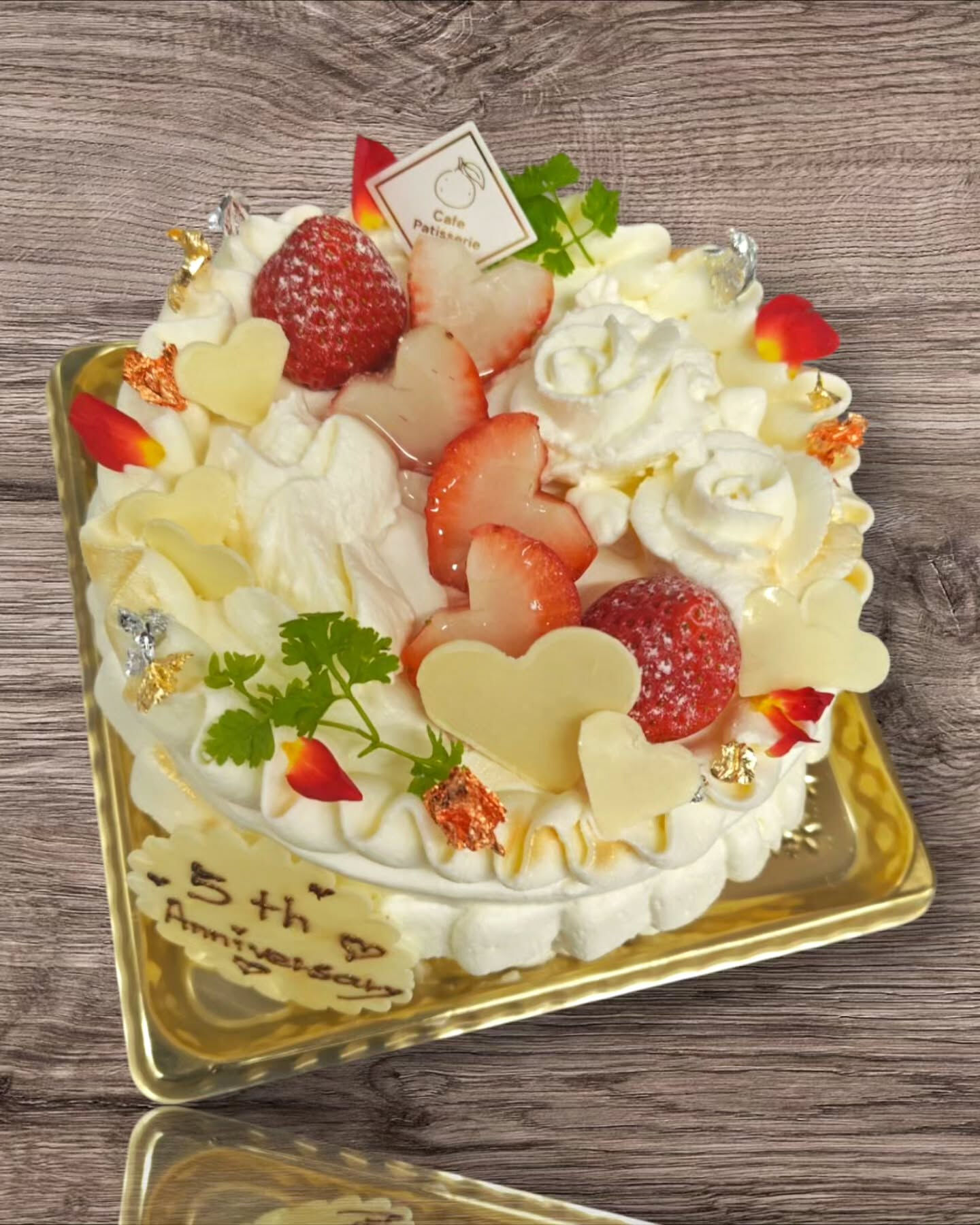 皆様、こんにちは！😄今日のホールケーキ、当店で人気の面白いケ